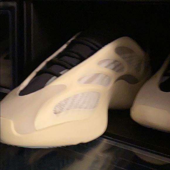 65 pairs of yeezys ( brand new ) - Picture 7 of 16